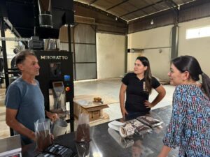 Na foto seo Osvaldo Rossi, voluntário na Associação Comunitária do Sol Nascente durante visita das pesquisadoras da Empaer, Danielle Muller e Dalilhia Santos - Foto por: Vânia Neves